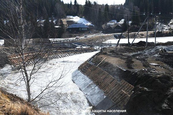Мониторинг ситуации на  гидротехнических сооружениях  в п. Висимо-Уткинск и п.Висим. Работа  с населением по  действиям  в случае наводнения.