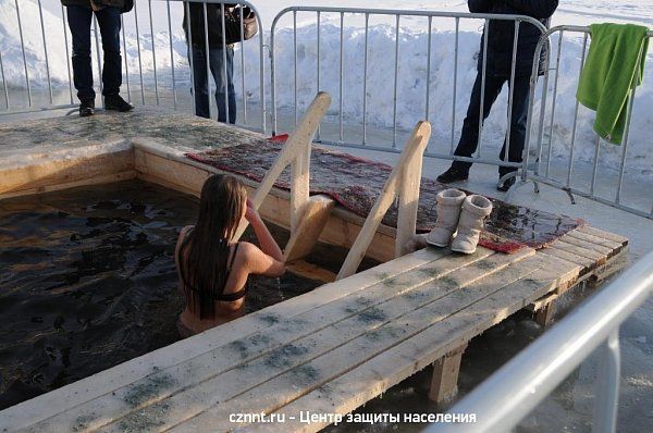 В Нижнем  Тагиле проходят массовые крещенские купания на берегу  Тагильского пруда (фоторепортаж)
