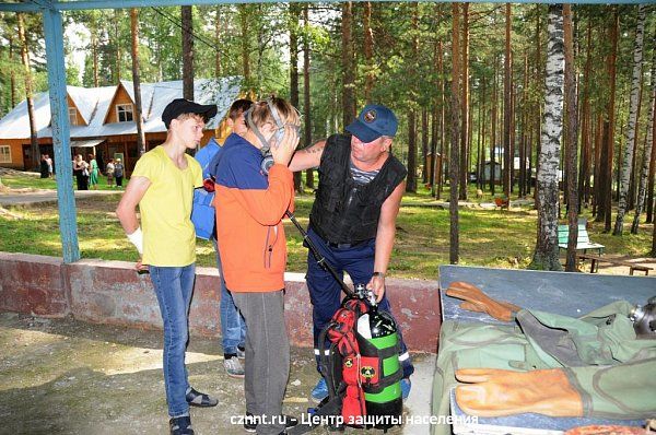 Начальник  спасательной  станции Александренко В.Н. демонстрирует  воспитанникам лагеря  водолазное снаряжение