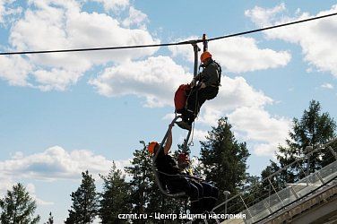 Спасатели  в "Аисте" отрабатывали навыки спасения людей с высоты