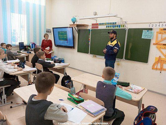 В честь Дня  Героев Отечества в  школе №100  прошли уроки мужества