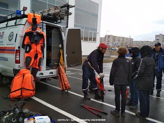 Спасатели "Службы  спасения" проводят мастер-класс с  показом  оборудования  автомобиля