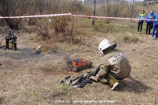 Техногенная  дистанция, этап "Надевание боевки (костюма пожарного) и тушение  очага возгорания  кошмой"