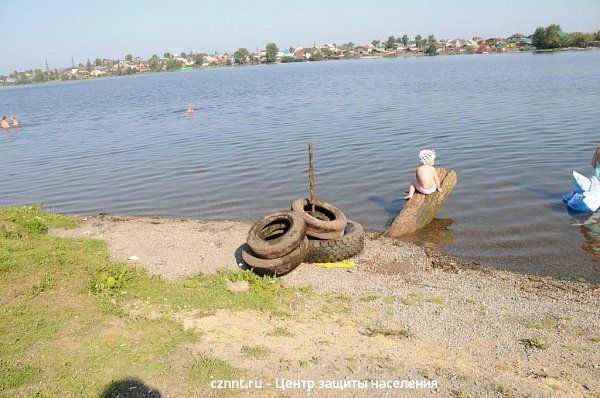 Водолазы  произвели  обследование и очистку дна в прибрежной  зоне  Выйского пруда