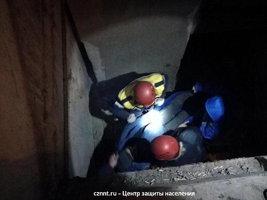 Спасатели помогли освободить мужчину, на которого  упала  бетонная плита