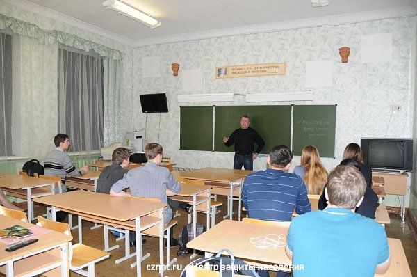 Учащиеся 11-го класса и  начальник ВСС Александренко В.Н.