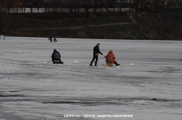 Начальник спасательной станции добрался  до  одной группы рыбаков и провел с ними профилактические беседы об опасности весеннего льда, выдал им памятки с телефонами экстренных служб