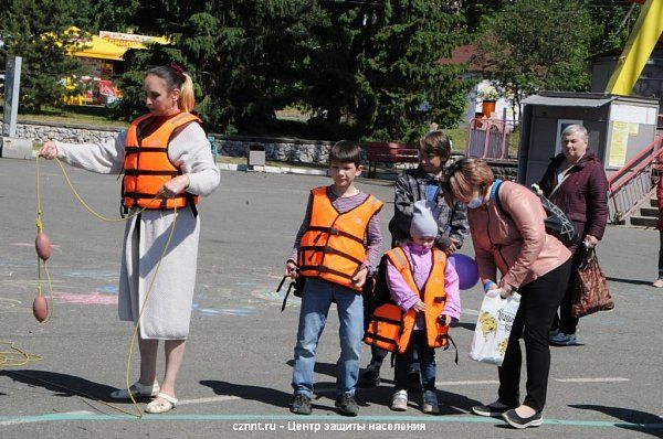 В День защиты детей специалисты оперативных служб города организовали площадку «Мир без опасности» (фоторепортаж)