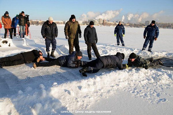 Обучение  волонтеров навыкам спасения на льду