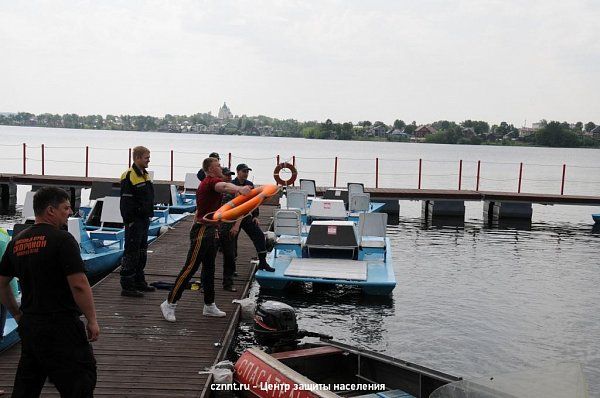 На лодочной  станции  прошла тренировка спасателей и волонтеров  по  спасению  людей  с поверхности воды (фоторепортаж)