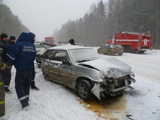 ДТП Свердловский тракт. Столкнулись три автомобиля.