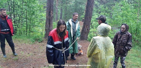 Спасатели  и волонтеры  отрабатывают практические навыки на  учебно-тренировочных  сборах в  природной  среде