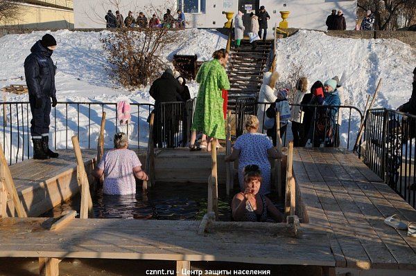 В Нижнем Тагиле проходят Крещенские  купания (фоторепортаж)