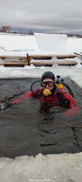 Водолазы  провели  зимние тренировочные спуски под воду
