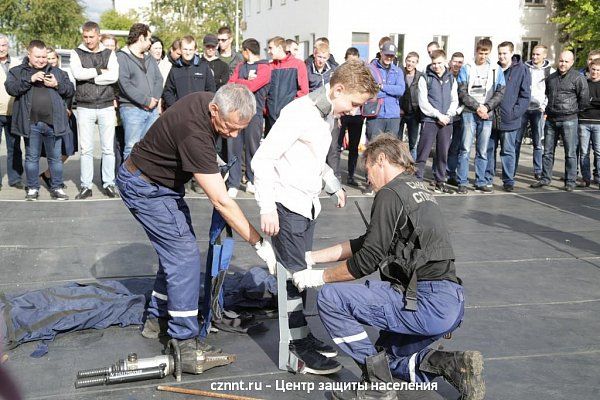 В рамках месячника безопасности,  тагильские спасатели  провели мастер-класс  для  учащихся