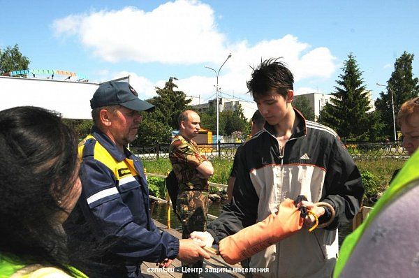 В парке им. А.П.Бондина прошли учения  спасателей и волонтеров по оказанию помощи утопающему (фоторепортаж)