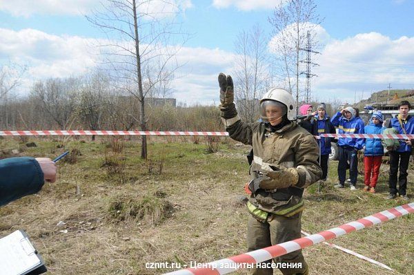 Техногенная  дистанция, этап "Надевание боевки (костюма пожарного) и тушение  очага возгорания  кошмой"