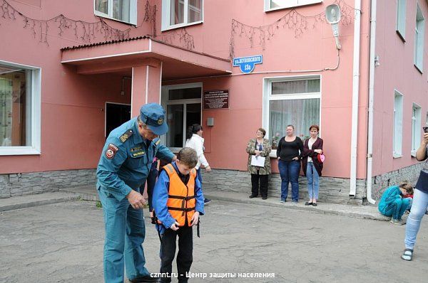 Специалисты оперативных служб , учили воспитанников Реабилитационного центра №2 основам безопасности жизнедеятельности