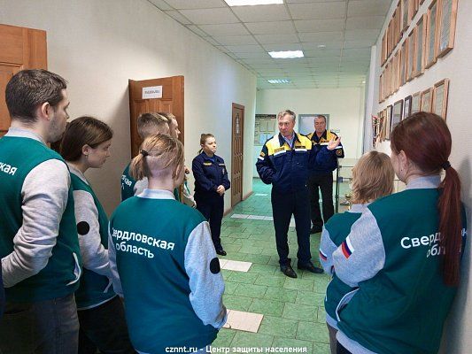 Волонтеры в гостях у  спасателей (фоторепортаж)