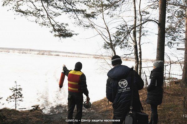 Тагильские спасатели предупреждают: выход на лед крайне опасен !