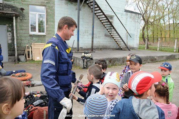 Спасатели провели мастер-класс для дошколят в рамках подготовки к Дню защиты  детей