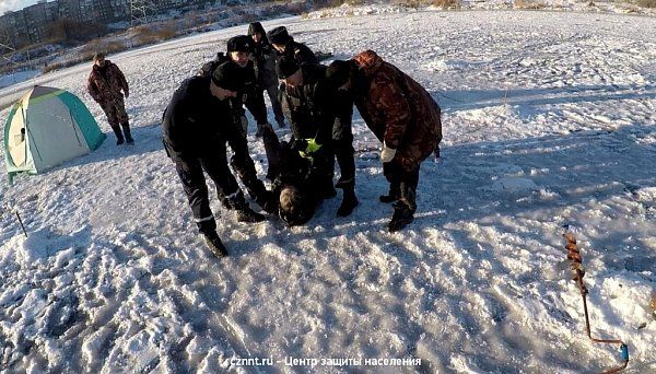 Спасатели  спасли  мужчину, провалившегося под лед на р.Тагил
