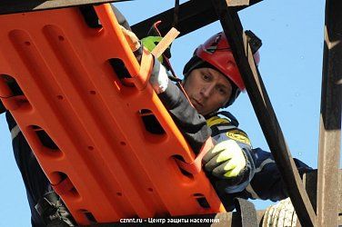 Спасатели отрабатывали навыки  оказания  помощи пострадавшему на высоте 