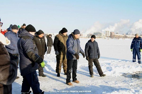 Спасатели обучали волонтеров методам спасения людей, провалившихся  под лед (фоторепортаж) 