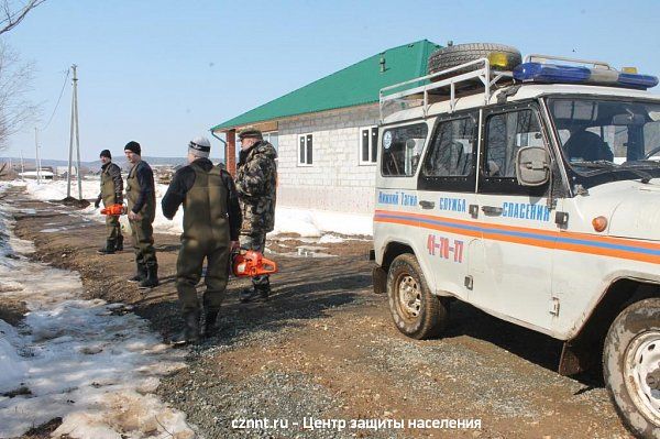 Спасатели выполнили работы по распиловке льда  в сельских населенных пунктах