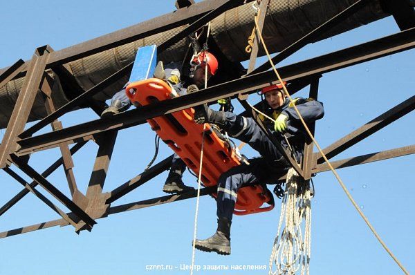 Спасатели отрабатывали навыки  оказания  помощи пострадавшему на высоте (фоторепортаж)