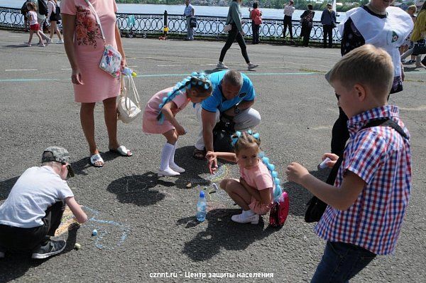 В День защиты детей специалисты оперативных служб города организовали площадку «Мир без опасности» в парке имени А.П.Бондина .