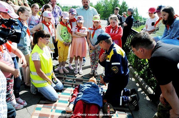 В парке им. А.П.Бондина прошли учения  спасателей и волонтеров по оказанию помощи утопающему (фоторепортаж)