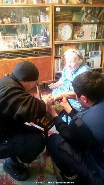 Спасатели помогли пожилой женщине снять с отекшего пальца кольцо