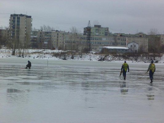 Спасатели проводят профилактические мероприятия по предотвращению несчастных случаев на льду водоемов города