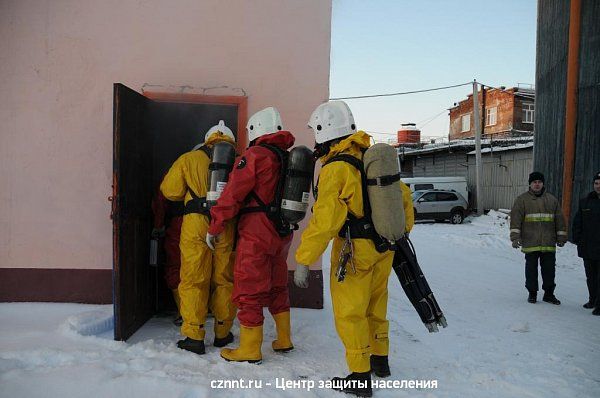 отработка действий спасателей при эвакуации пострадавших из здания в условиях сильного задымления в непригодной для дыхания среде (дымокамере)