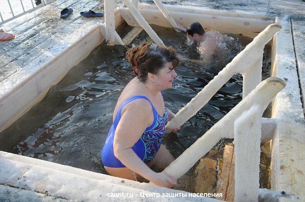 В Нижнем Тагиле проходят Крещенские  купания горожан в проруби