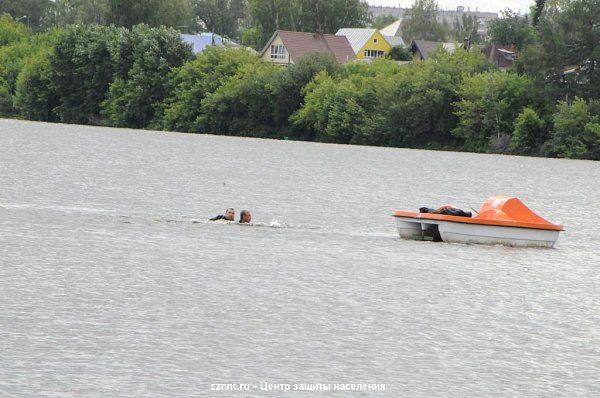 На Тагильском пруду прошли совместные учения спасателей, водолазов  и волонтеров (фоторепортаж)