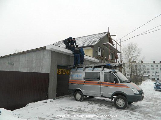 Снятие  человека с крыши  2-этажного дома