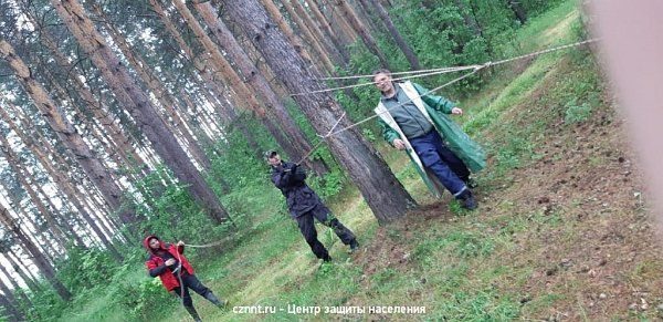 Спасатели  и волонтеры  отрабатывают практические навыки на  учебно-тренировочных  сборах в  природной  среде