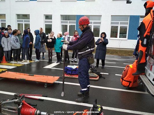 Спасатели "Службы  спасения" проводят мастер-класс с  показом  оборудования  автомобиля