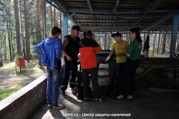 Начальник  спасательной  станции Александренко В.Н.  демонстрирует  воспитанникам лагеря  водолазное снаряжение