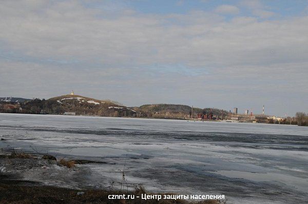 Лед на Тагильском пруду  стал неоднороден, встречаются полыньи