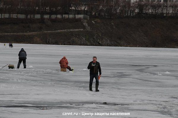 Начальник  спасательной станции предупреждает по мегафону рыбаков об опасности нахождения на  льду