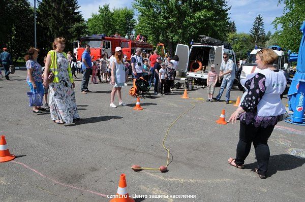 В День защиты детей специалисты оперативных служб города организовали площадку «Мир без опасности» в парке имени А.П.Бондина .