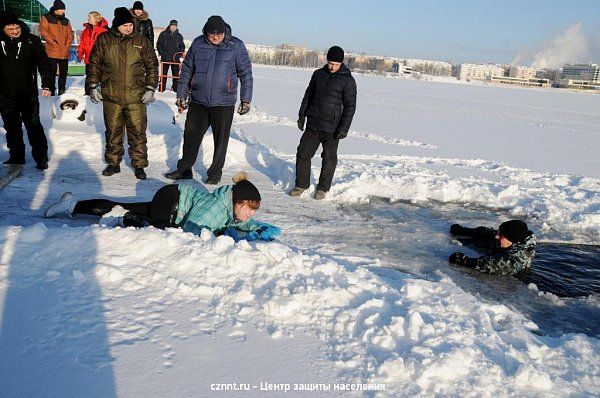 Спасатели обучали волонтеров методам спасения людей, провалившихся  под лед (фоторепортаж) 