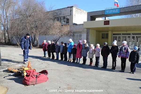 Спасатели  приехали в гости к ребятам из лагеря дневного пребывания школы № 50