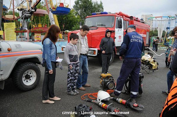 В рамках «Дня города-2017»  в парке им. А.П.Бондина,  каждый желающий  мог попробовать себя  в роли спасателя и пожарного