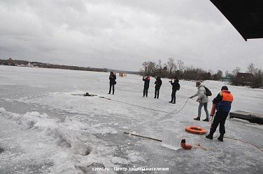 Прошли учения спасателей, водолазов  и волонтеров по спасению людей на тонком льду и во время половодья