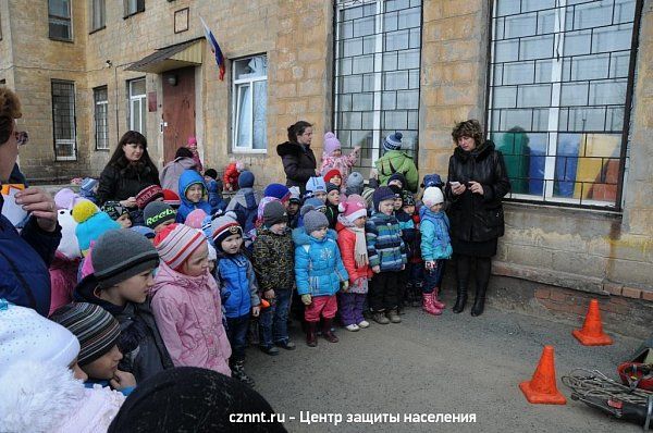 Дошколята  из детского сада №135  подарили  спасателям свои рисунки