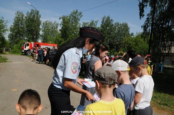 Спасатели приняли участие  в «Форуме детской безопасности» на базе школы №48 (фоторепортаж)